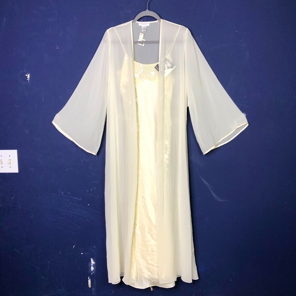 𝅺Flora Nikrooz ivory 2pc Kimono negligee.